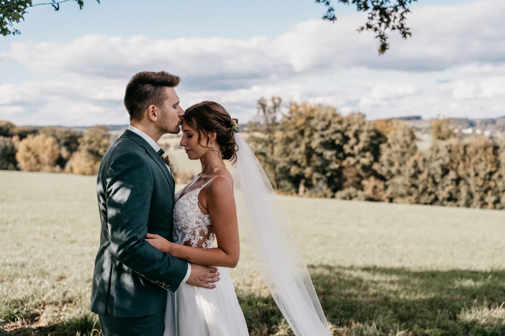 Brautpaar in herbstlicher Landschaft — HERZFLUTER Hochzeitsfotografie